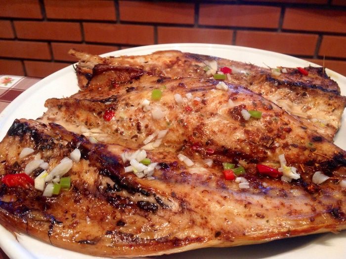 Скумбрия на решетке гриль с соусом заядлого рыбака