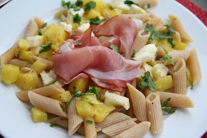 Экзотический салат из пасты с ананасом, моцареллой и ветчиной