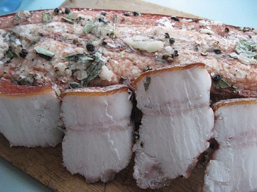 Сало в луковой шелухе.  