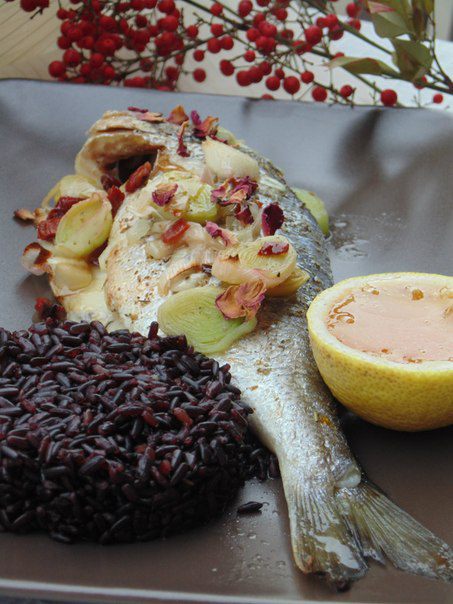 Дорада в розах с леденцовым соусом