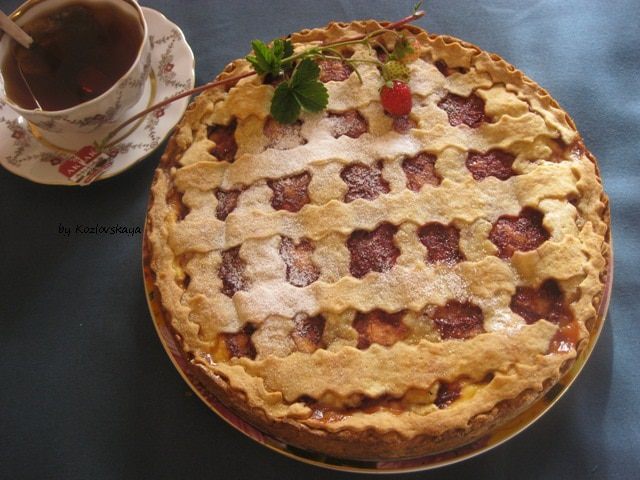 Песочный пирог с творогом и клубничным джемом