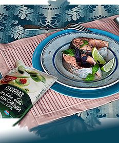 Холодный припущенный лосось под майонезом с травами