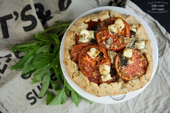 Галета с помидорами, базиликом и фетой