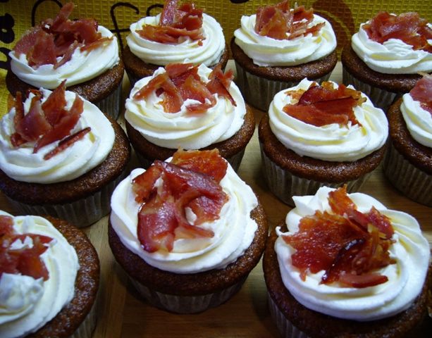 Капкейки из картофеля с кленовой глазурью и беконом