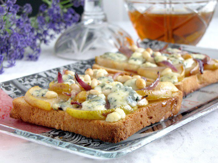 Тосты с грушей, голубым сыром и кедровыми орешками