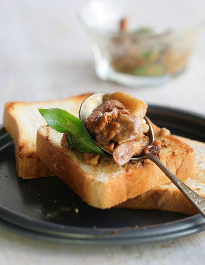 Тосты с грибным соусом