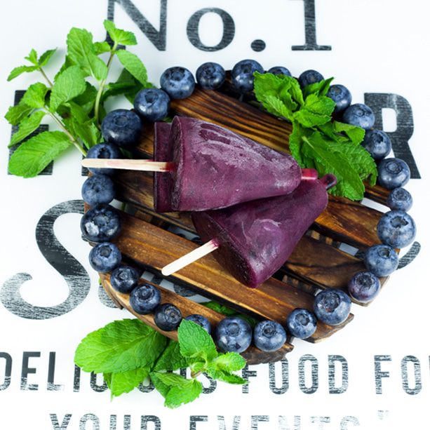 Мороженое из кокосовой воды с голубикой