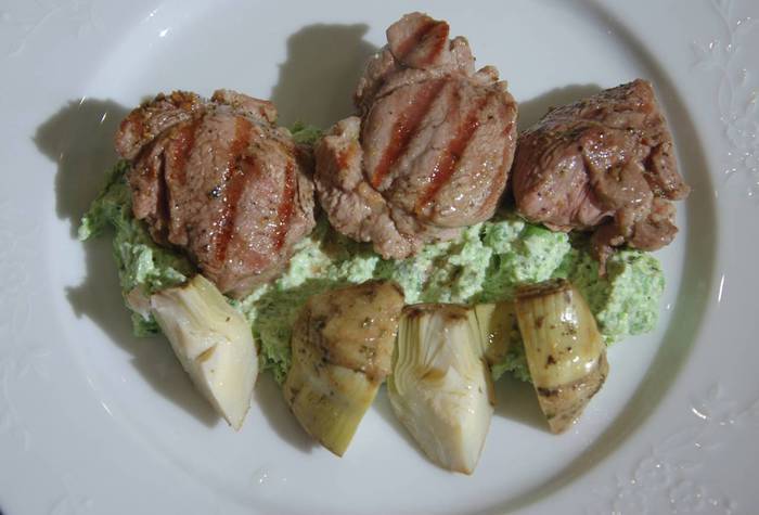 Маринованная ягнятина с артишоками и зеленым горошком