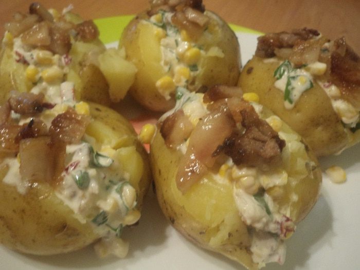 Молодой  картофель,  фаршированный  беконом  и  кукурузой