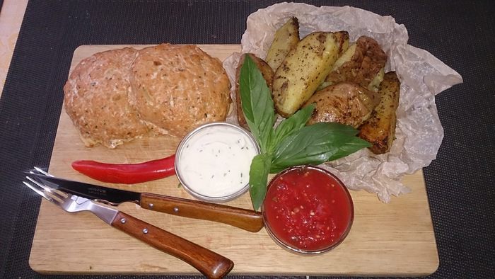 Котлеты из кижуча с деревенским картофелем