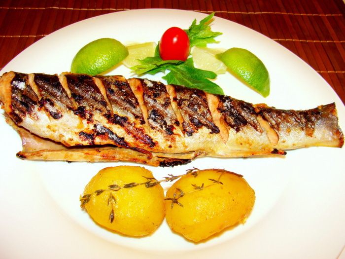 Карельская форель-гриль в пряной натирке с запеченным картофелем