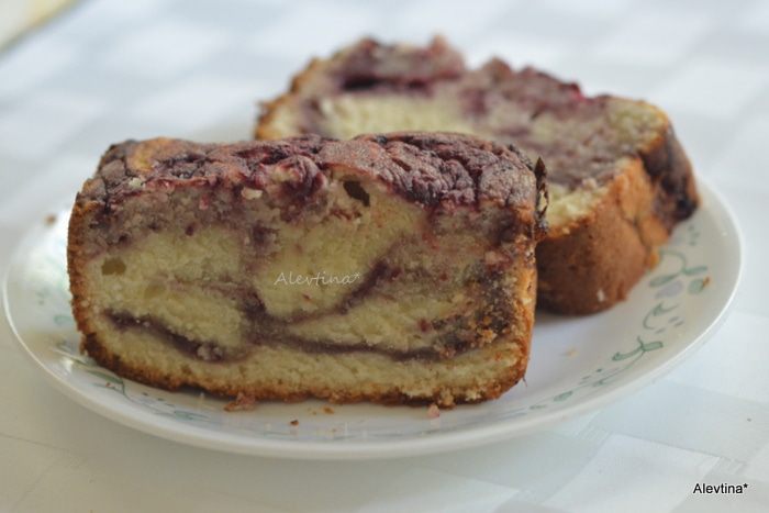 Кекс с ягодным соусом