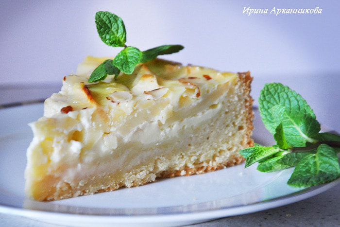 Яблочный тарт с миндальными лепестками