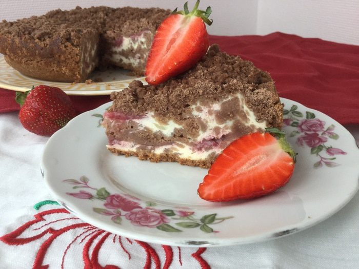 Шоколадный пирог с творожно-клубничной начинкой со штрейзелем