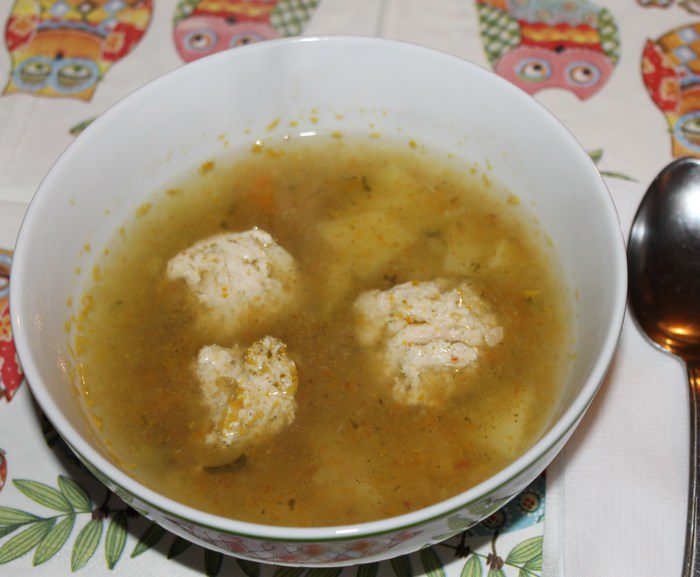 Суп с фрикадельками из индюшатины и соленым огурцом