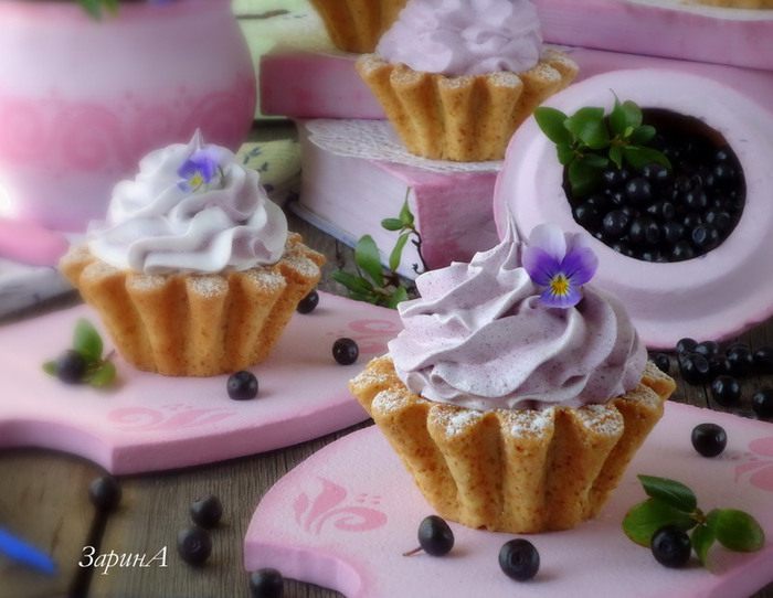 Корзиночки с черничным кердом и безе