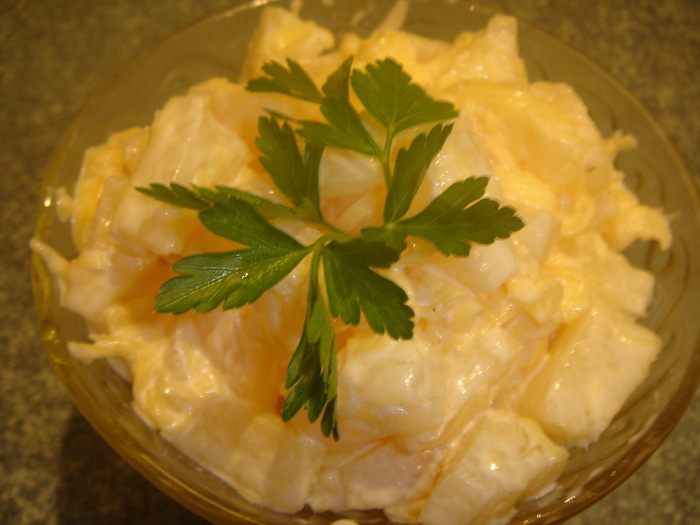 Салат из ананаса с сыром
