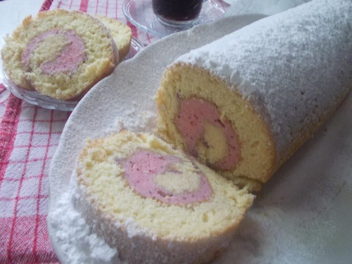 Рулет с клубничным муссом