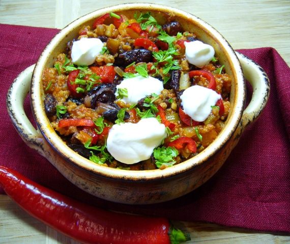 Чили кон карне с хрустящей фасолью