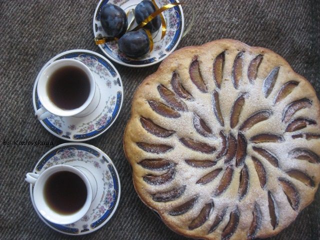 Пряный сливовый пирог на пиве