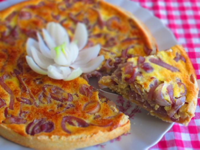 Киш с карамелизированным луком