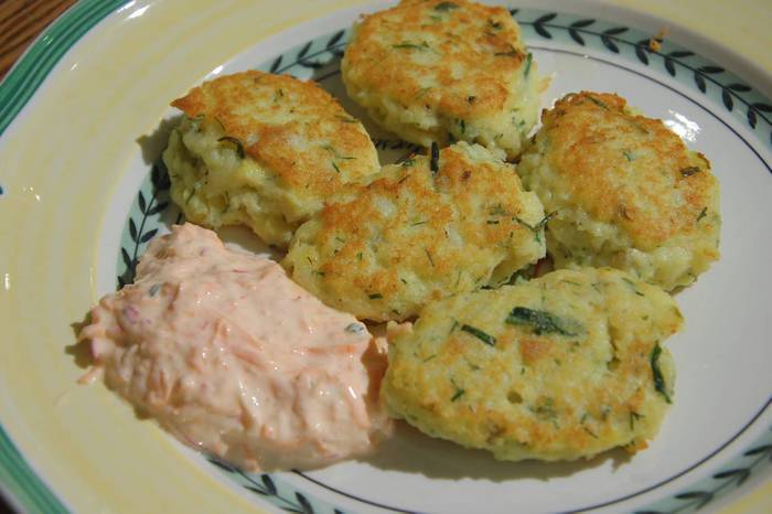 Рыбные биточки со сметанным соусом