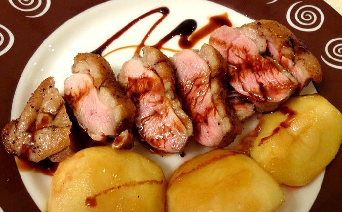 Утиная грудка с карамелизированными яблочками