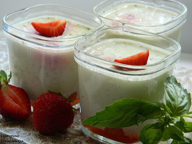Йогурт с базиликом и клубникой