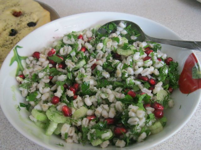 Салат из перловки с гранатом и сельдереем