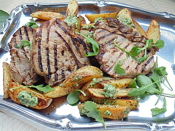 Свинина с пряным картофелем и зеленым соусом