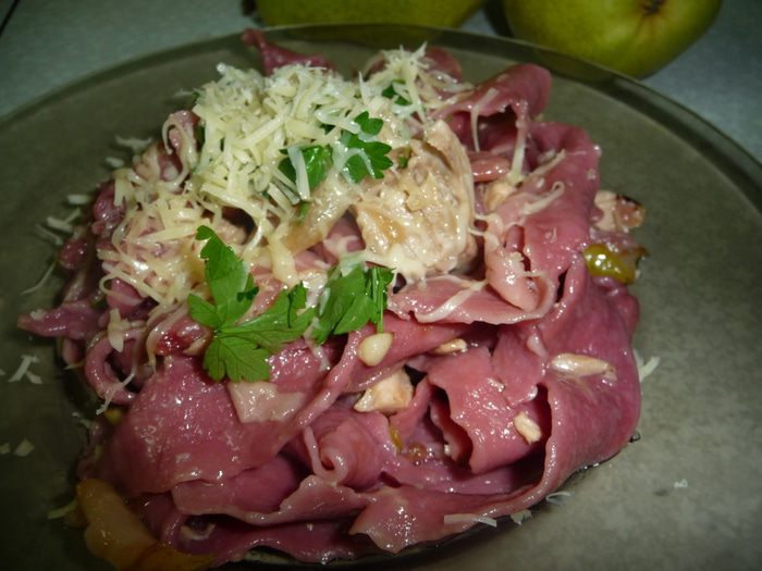 Розовые лазаньетти с курино-грушевым соусом