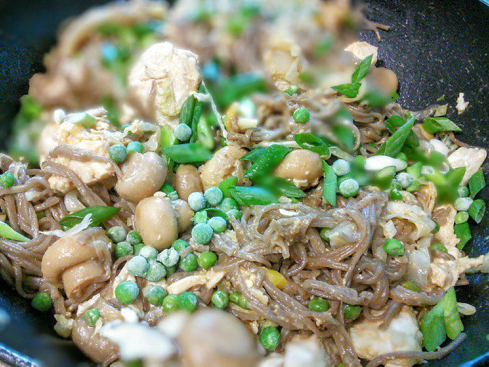 Лапша с курицей и овощами 