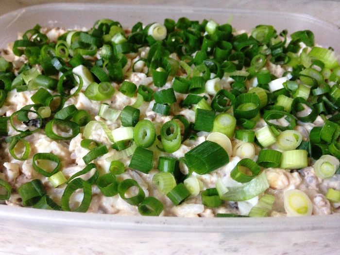 Салат с сардиной, рисом и яйцом