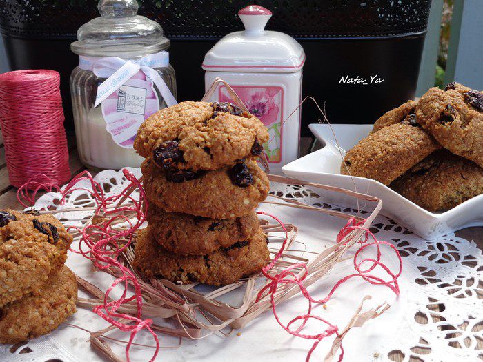 Овсяное печенье на кокосовом масле с клюквой и изюмом