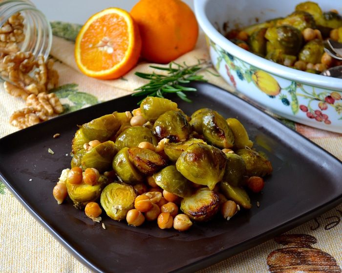 Теплый салат из нута и брюссельской капусты