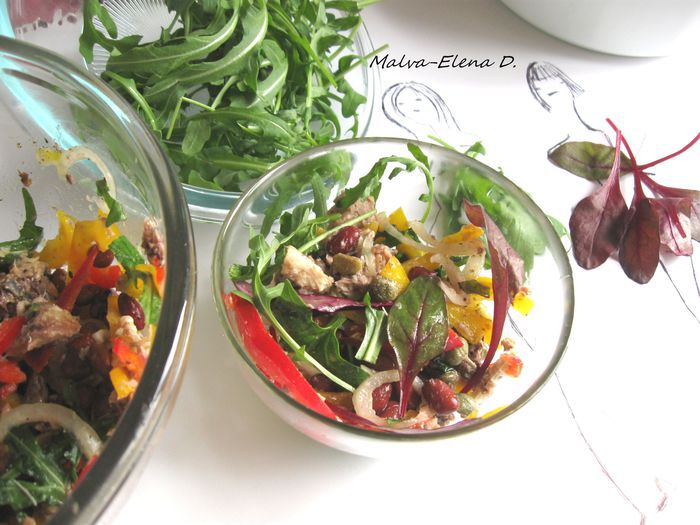 Салат с сардинами, фундуком и руколой