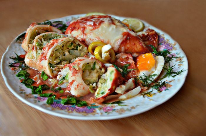 Кальмары, фаршированные молодой капустой
