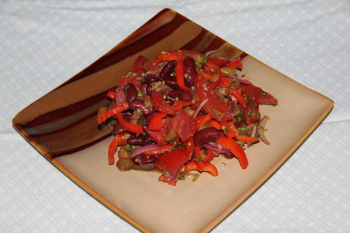 Теплый салат с фасолью