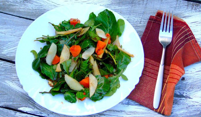 Теплый салат с тыквой и грушей