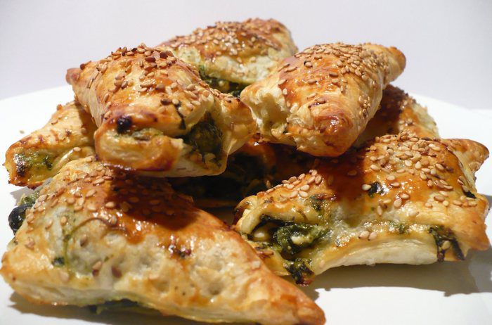 Закусочные слойки с фетой и шпинатом