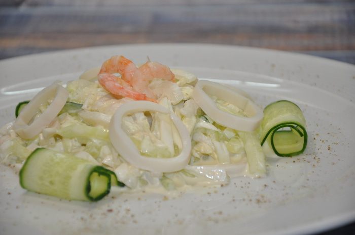 Салат из кальмаров с маринованным луком