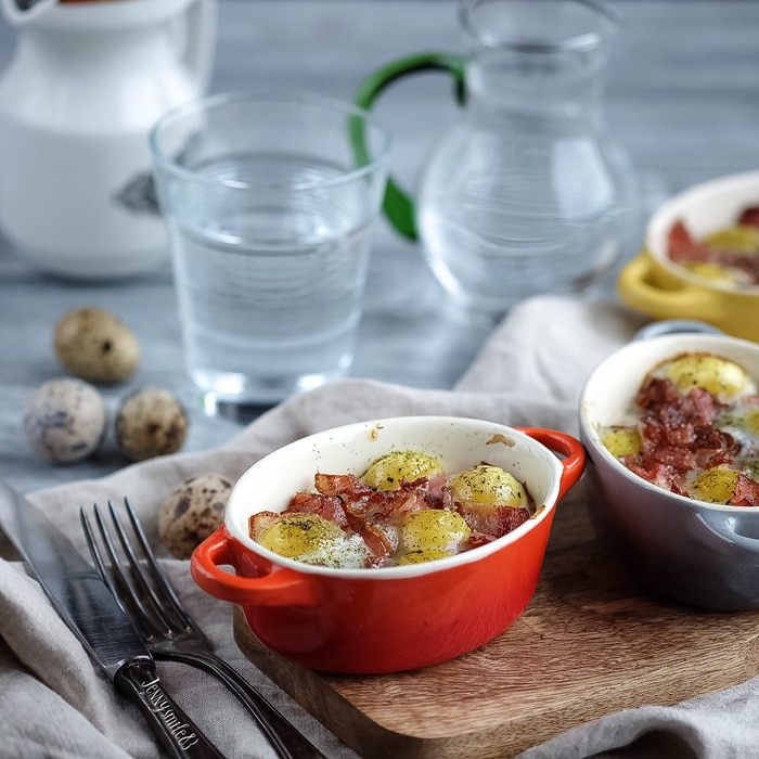 Запеченные перепелиные яйца с помидорами и беконом