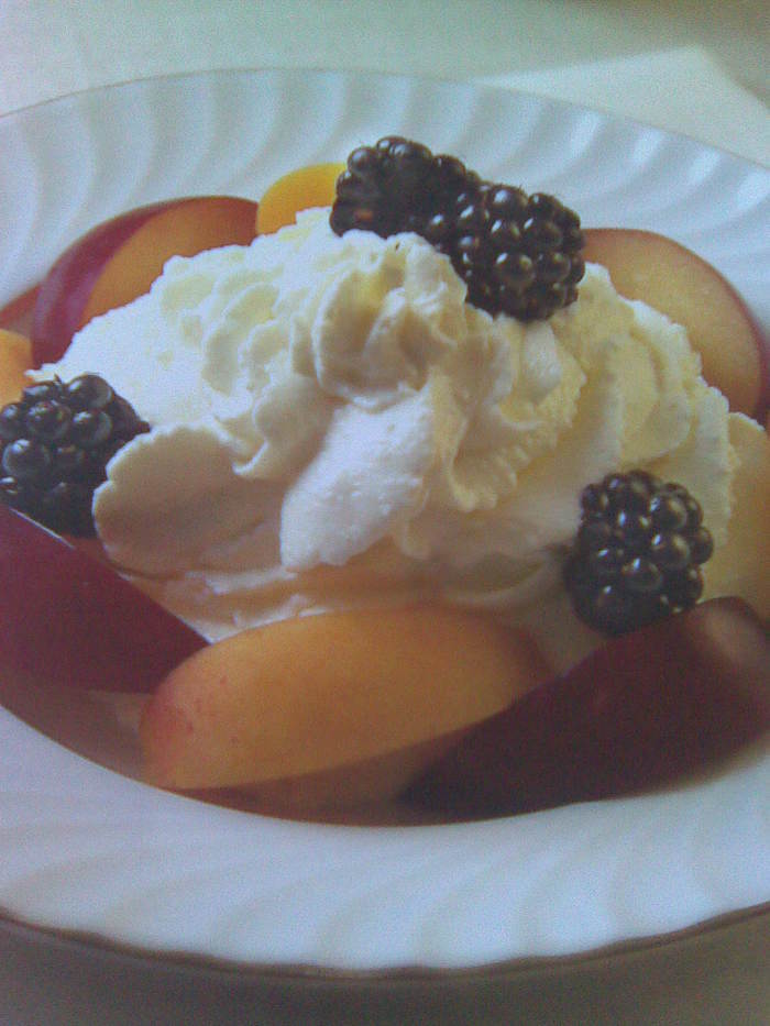 Салат фруктовый с творогом