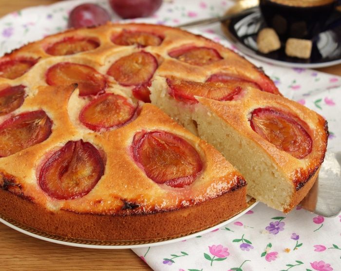 Миндальный пирог со сливой