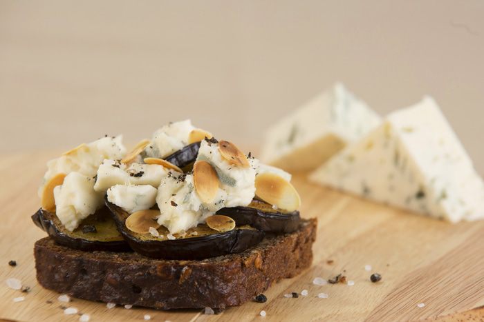 Сэндвич с баклажаном и горгонзолой