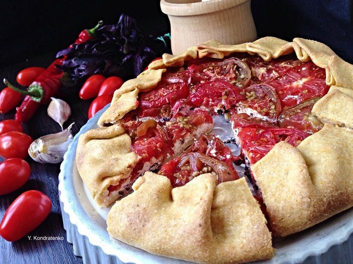 Кукурузная галета с творогом, базиликом и томатами