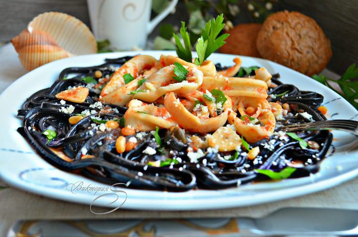 Кальмары в томатном соусе по-мессински