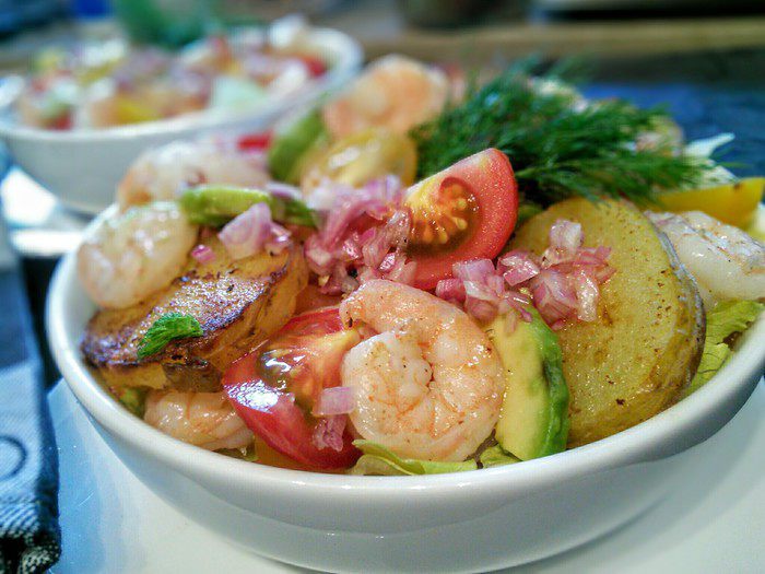 Салат с креветками и авокадо 