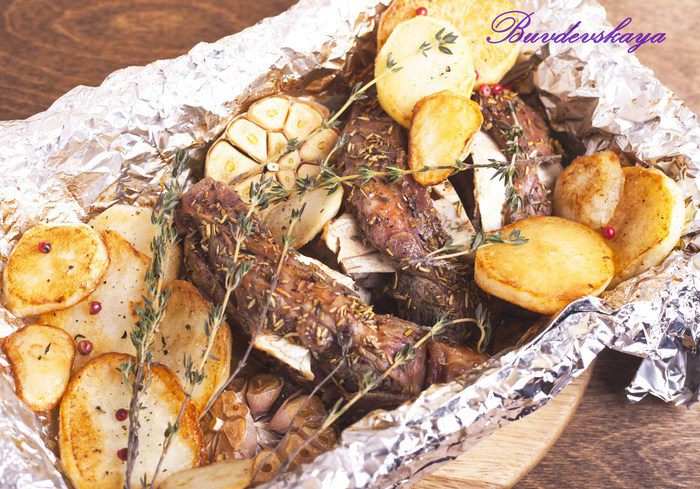 Баранья лопатка, запеченная с розмарином