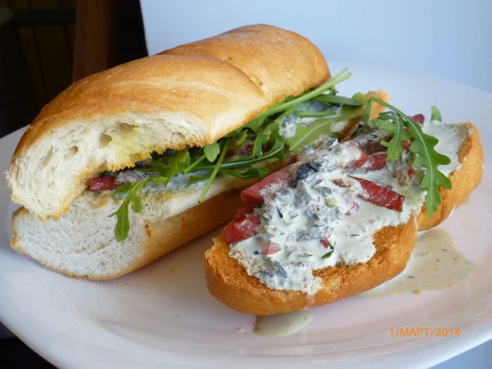 Горячий бутерброд с колбасой и сметанным соусом